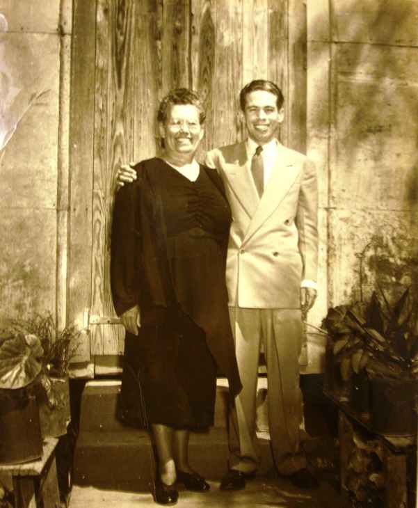 Don Moncho junto a su maestra de primer grado, Do�a Antonia Aponte.