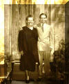 Junto a su maestra de primer grado, Antonia Aponte
